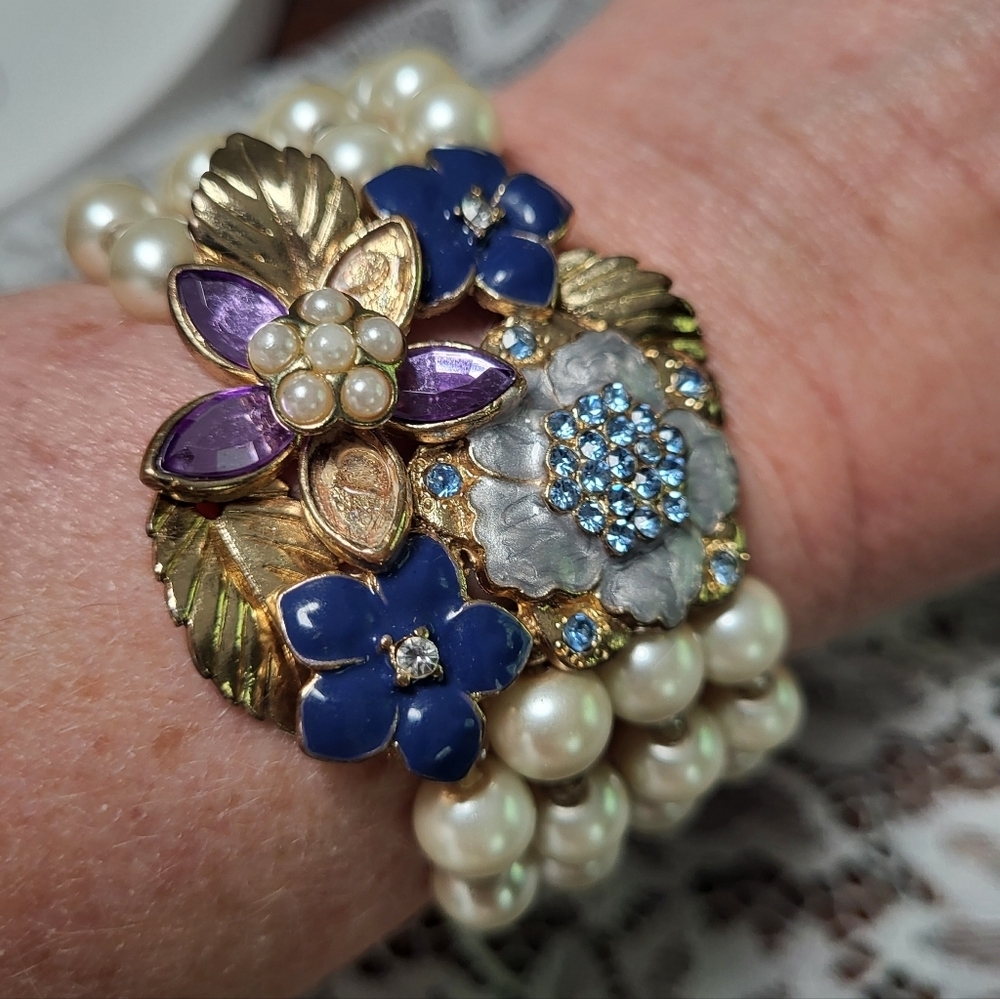 Pearl and Floral Bracelet - Picture 3 of 4
